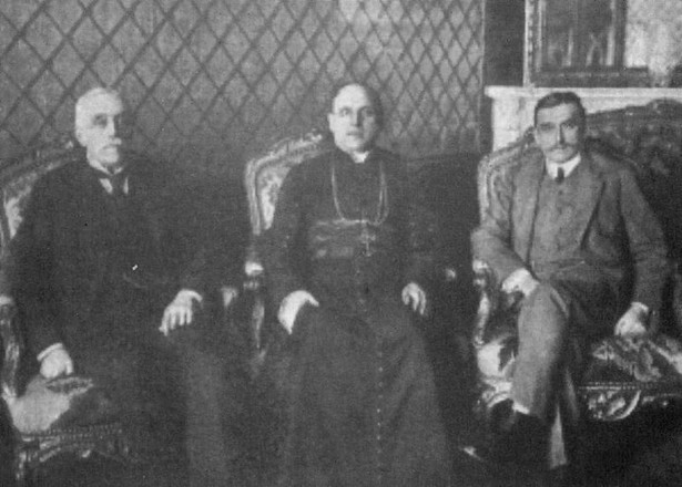 Rada Regencyjna. Od lewej: Józef Ostrowski, abp Aleksander Kakowski, ks. Zdzisław Lubomirski. 7 października 1918 roku Rada zapowiedziała niepodległość Polski. Źródło zdjęcia: Stanisław Dzierzbicki Pamiętnik z lat wojny 1915-1918, Warszawa 1983, ISBN 83-0600828-6