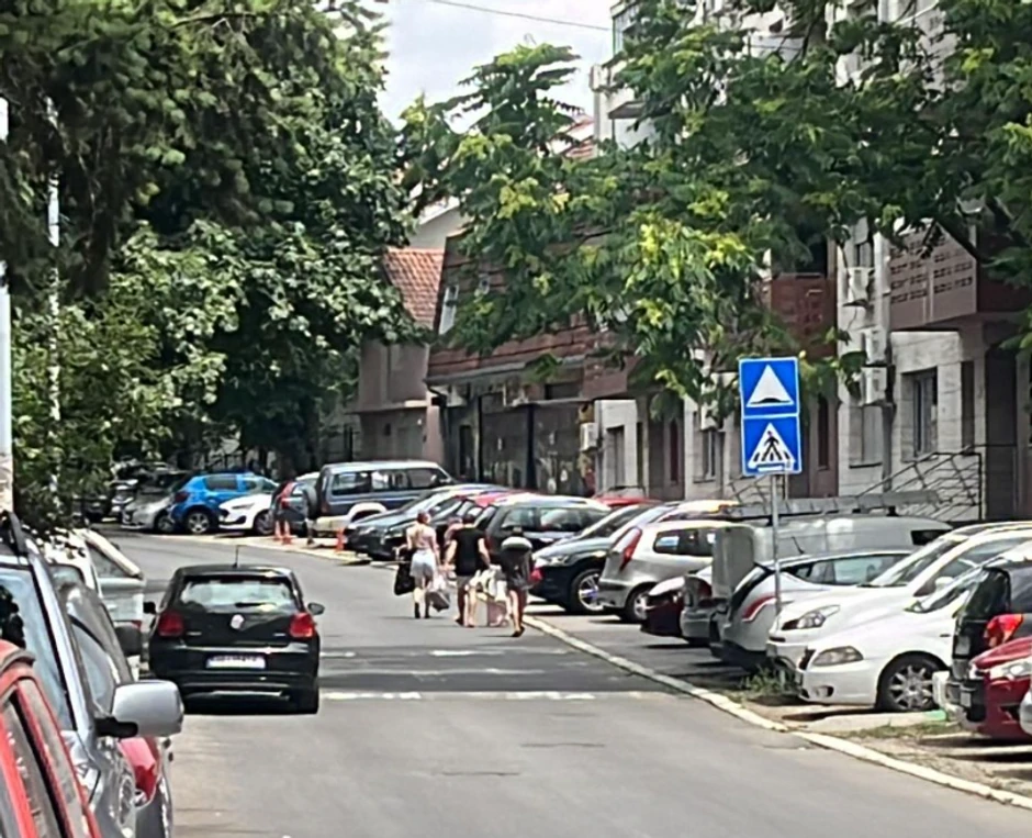 Anabela sa Blankicom ispred zgrade