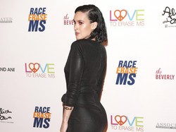 Z tyłu szczelnie zakryta, a z przodu wszystko na wierzchu. Nieziemski dekolt Rumer Willis. FOTO