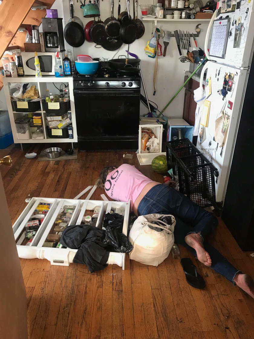 USA: Szokujące zdjęcia. Sprzątaczka leżała pijana na podłodze