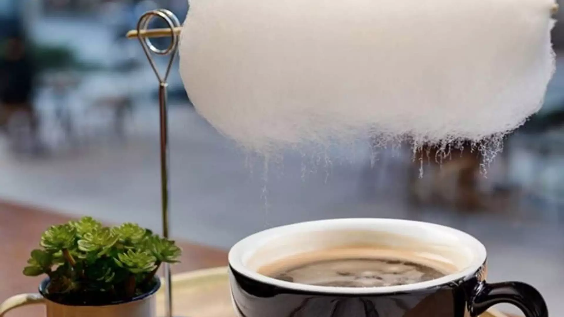 Kawa z chmurką z waty cukrowej - w kawiarni w Szanghaju na Twoją filiżankę pada słodki deszcz