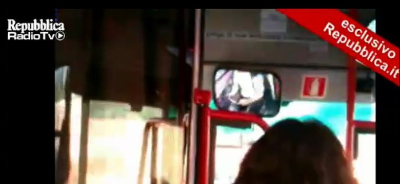 Autobus gna jak szalony, a co robi kierowca? Nie uwierzysz...