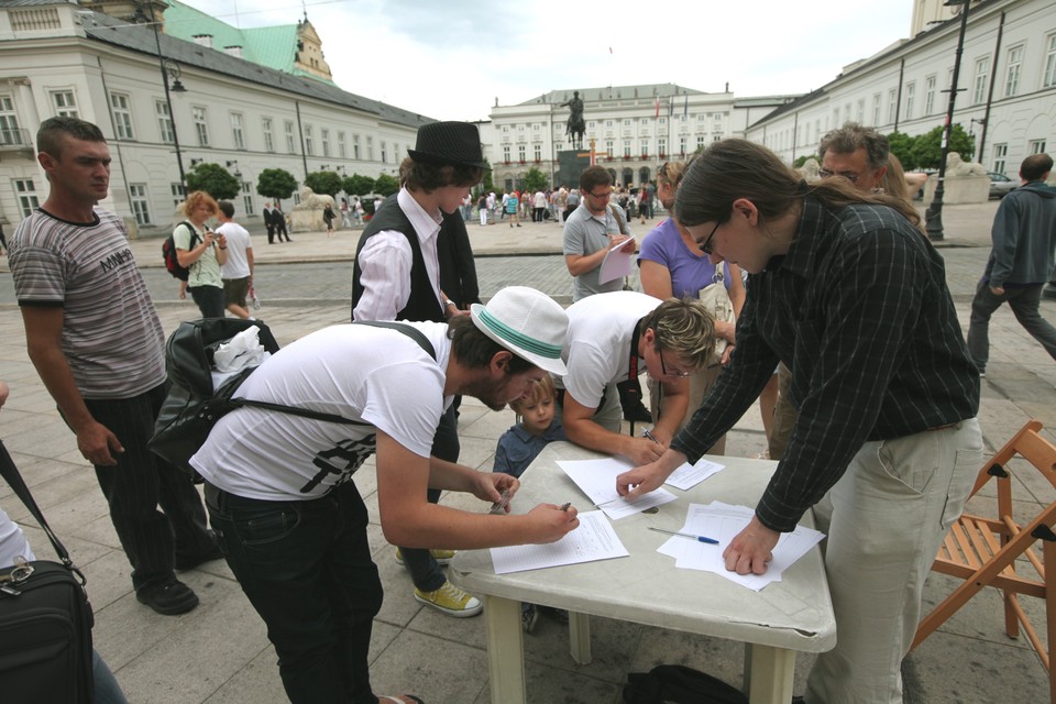 WARSZAWA KRZYŻ PRZED PAŁACEM PREZYDENCKIM USUNIĘCIE PODPISY