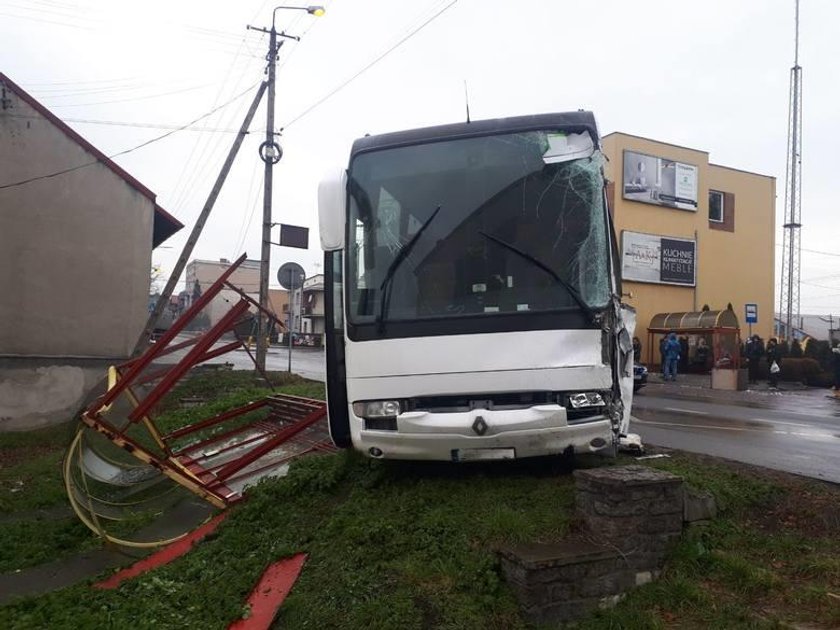 Autobus zmiótł przystanek. Wszystko przez oblodzenie drogi