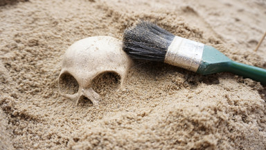 W ustach dziecka pochowanego w jaskini znaleziono czaszkę ptaka