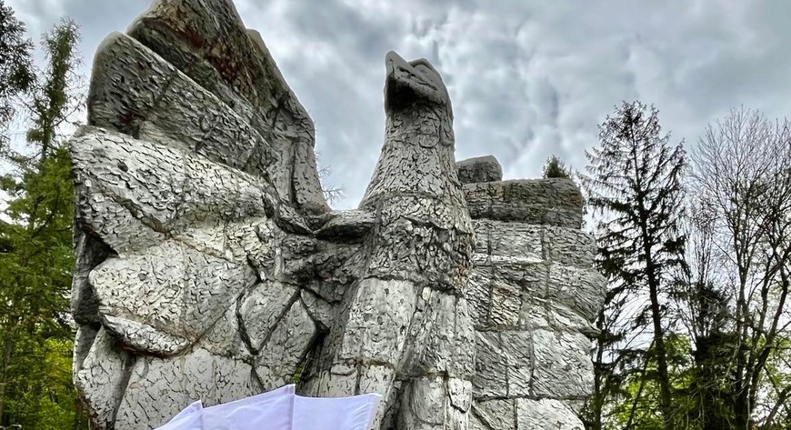 Orzeł Piastowski przypomina symbolicznie, ile potu, krwi i łez wylano w obronie wolnej Polski. 