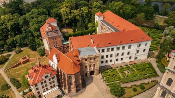 Zamek Piastów Śląskich w Brzegu z Wieżą Lwów, budynkiem bramnym oraz świątynią zamkową św. Jadwigi na ujęciu z drona. FOT. Szymon Grzybowski.
