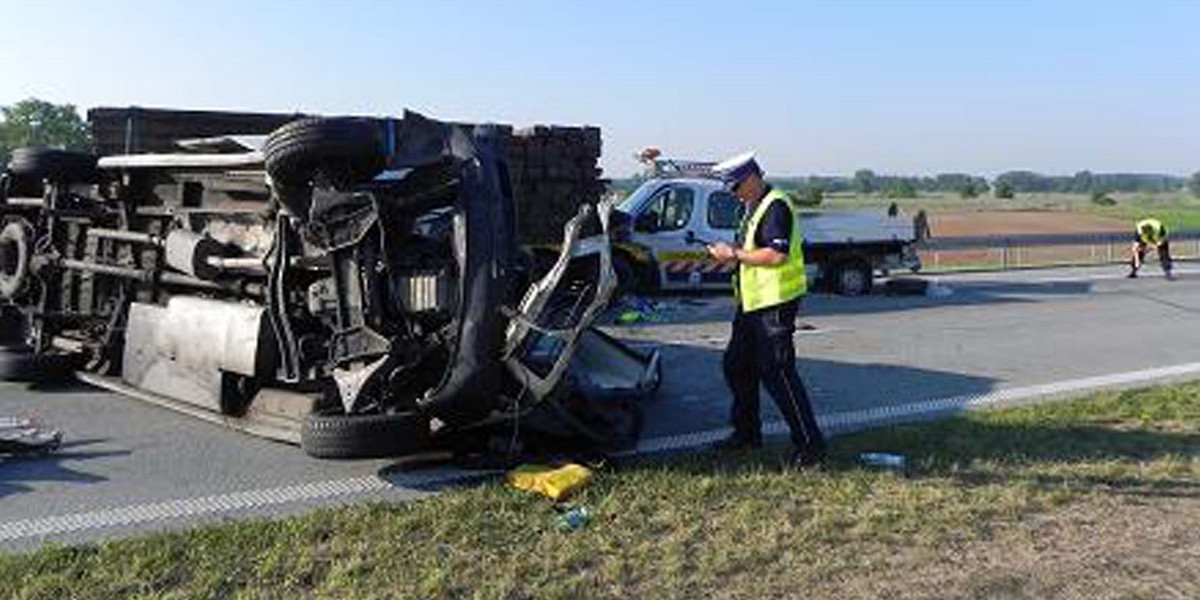 Wypadek na S8. Kierowca busa uderzył w dwa zaparkowane auta