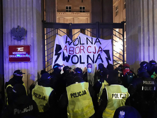 Protest pod gmachem MEN. Policja: Osoby, które odmówiły podania swoich danych, są przewożone do jednostek policji