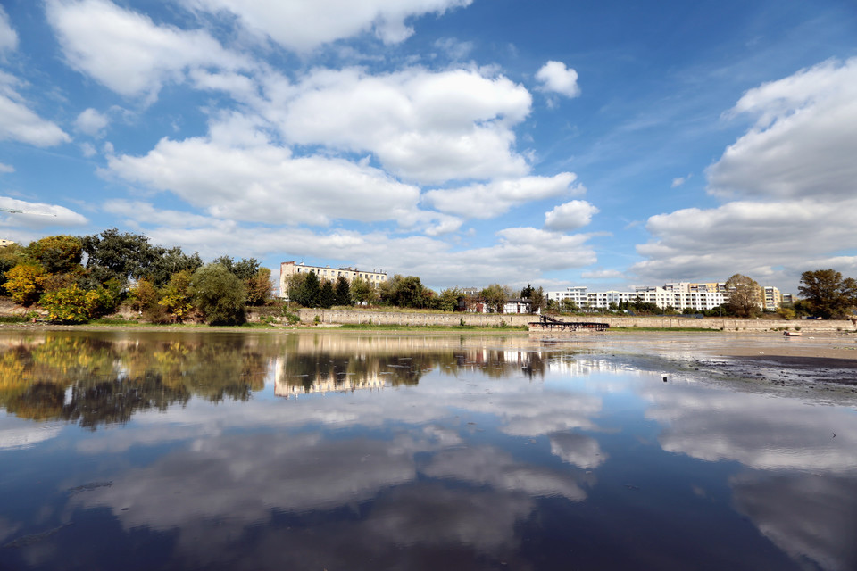 WARSZAWA WISŁA PORT PRASKI NISKI POZIOM WODY