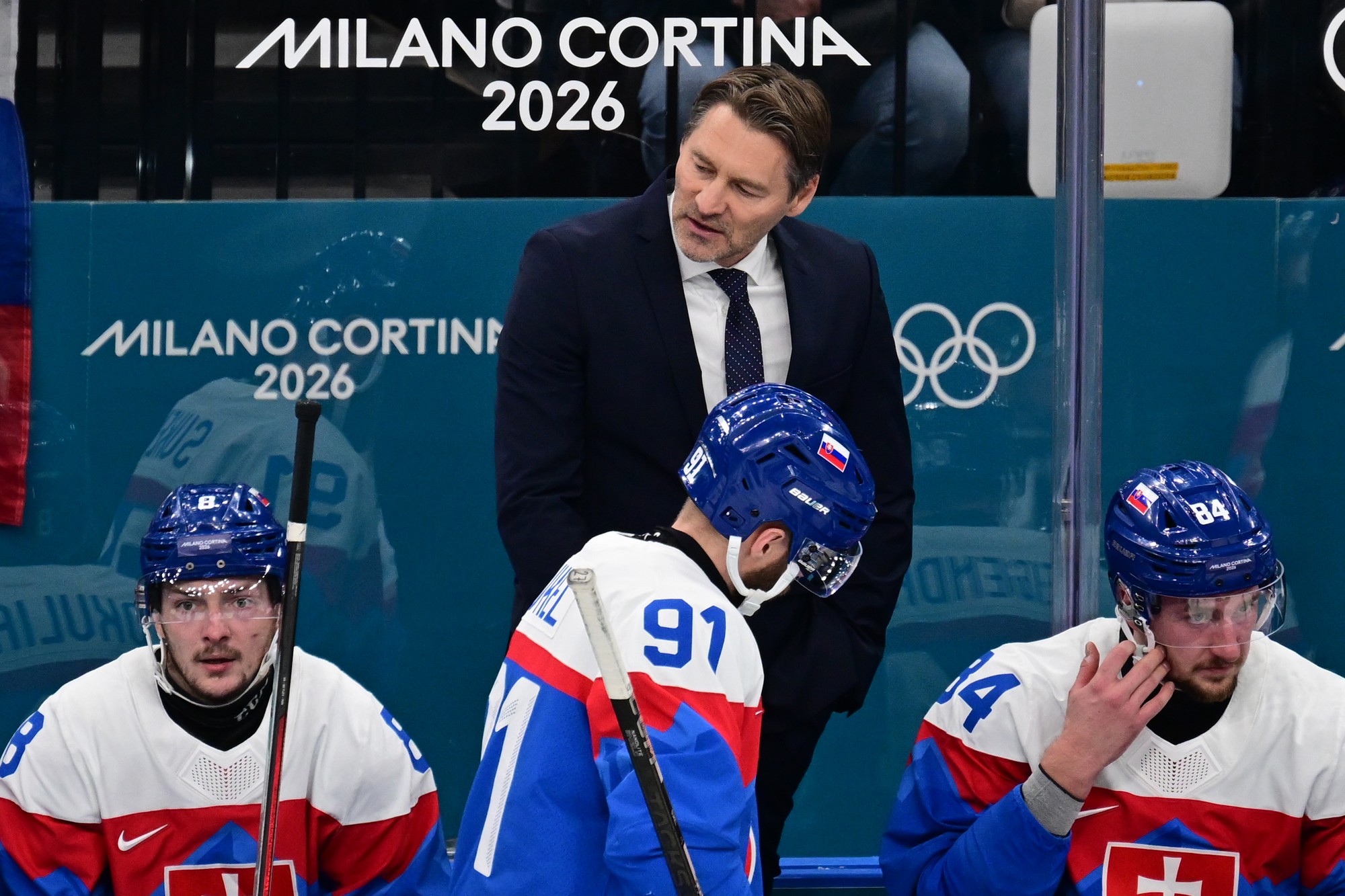 Slovenskí hokejisti Oliver Okuliar (8), Matúš Sukeľ (91), hlavný tréner Vladimír Országh a Pavol Regenda (84). 