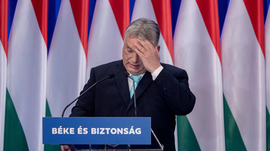 Orban pod ścianą. Ma coraz większe problemy i pokornieje