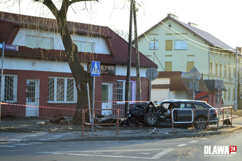 Nastolatek w audi uderzył w drzewo