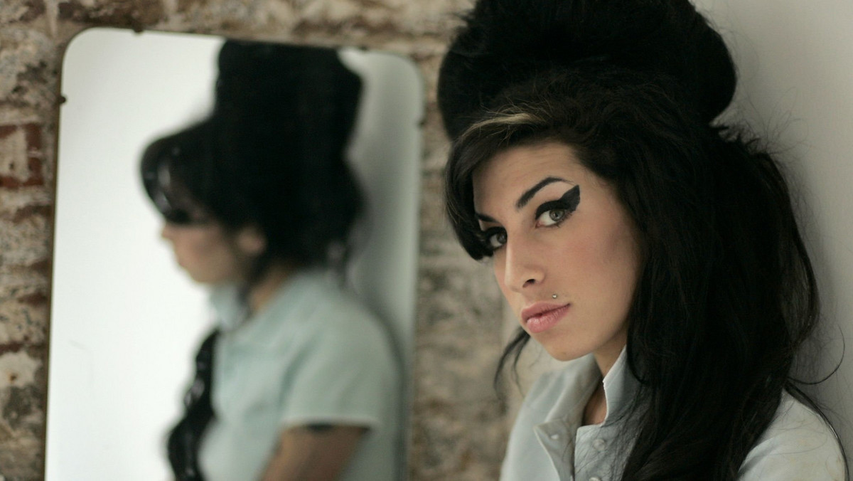 "Amy" Asifa Kapadii opowiada nie tyle o trudnym życiu i przedwczesnej śmierci Amy Winehouse, ale przede wszystkim o świecie, który tę utalentowaną wokalistkę ostatecznie zaprowadził do trumny. A więc także – co powinno być oczywiste – o wielu swoich widzach.