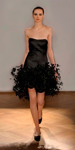 Modelka w stroju Ewy Minge