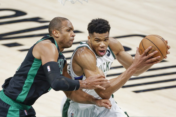 Koszykarz Milwaukee Bucks Giannis Antetokounmpo (P) w starciu z zawodnikiem Boston Celtics Alem Horfordem (L)