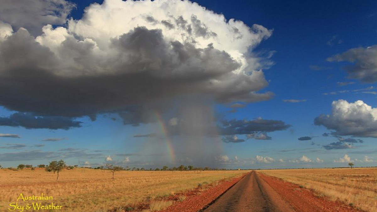 W Australii, w stanie Queensland łowcy burz byli świadkiem niezwykłego zjawiska pogodowego. Na jasnym i błękitnym niebie znajdowała się jedna rozległa chmura i to właśnie z niej spadł ogromny deszcz. Jakby tego było mało, pojawiła się podwójna tęcza. Trudno opisać to słowami, dlatego zobaczcie poniższe zdjęcia.