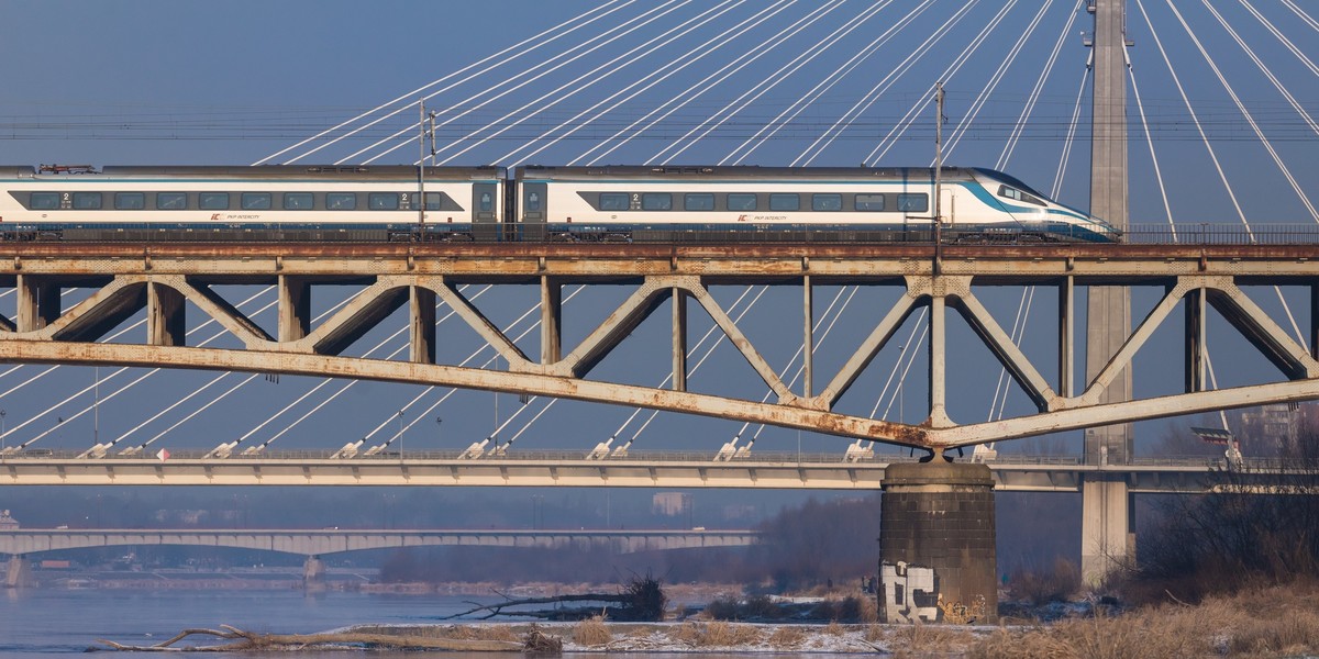 PKP Intercity kupiło 20 pociągów Pendolino w maju 2011 r. Koszt wyniósł ok. 400 mln euro