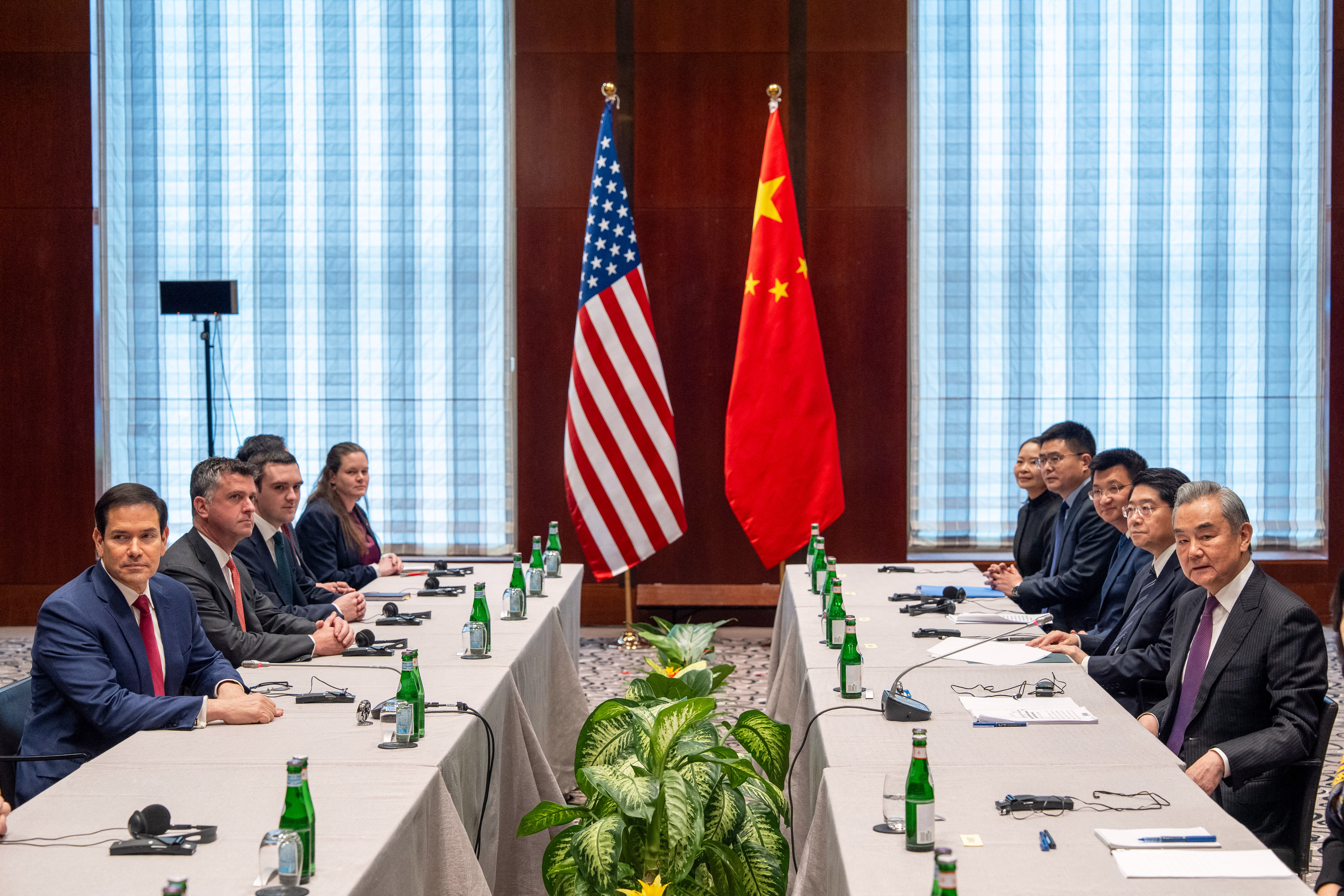 Wang Yi menace Washington d'une confrontation si les États-Unis "complotent" sur Taïwan