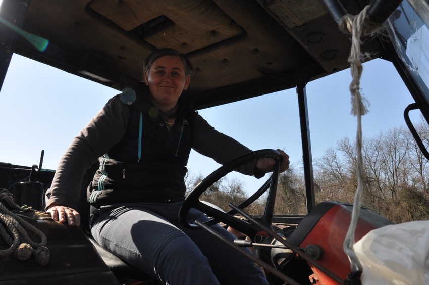 Za nju ne postoje muški poslovi: Vesna Gajić na traktoru