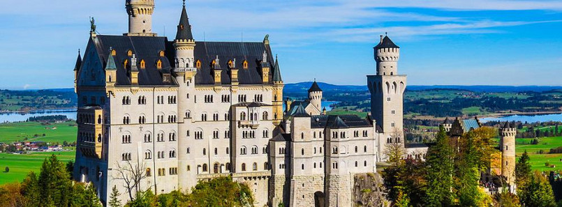 Zamek Neuschwanstein (Niemcy) Zamek Neuschwanstein leży niedaleko bawarskiego miasta Füssen, tuż przy granicy z Austrią. Tuż obok znajduje się także zamek Hohenschwangau. Pomimo budzącego historyczne skojarzenia wyglądu, zamek Neuschwanstein ma stosunkową niedługą historię. Powstał bowiem w 1869 roku dla króla bawarskiego Ludwika II Wittelsbacha. Średniowieczne skojarzenia są jak najbardziej słuszne. Budowla jest bowiem jednym z najlepszych przykładów niemieckiego historyzmu, którego zasadą było przywoływanie w kształtach budynku, wykończeniu i zdobieniach dawny styl zamczysk rycerskich. fot. Kiefer / Wikimedia Commons, lic cc-by-sa
