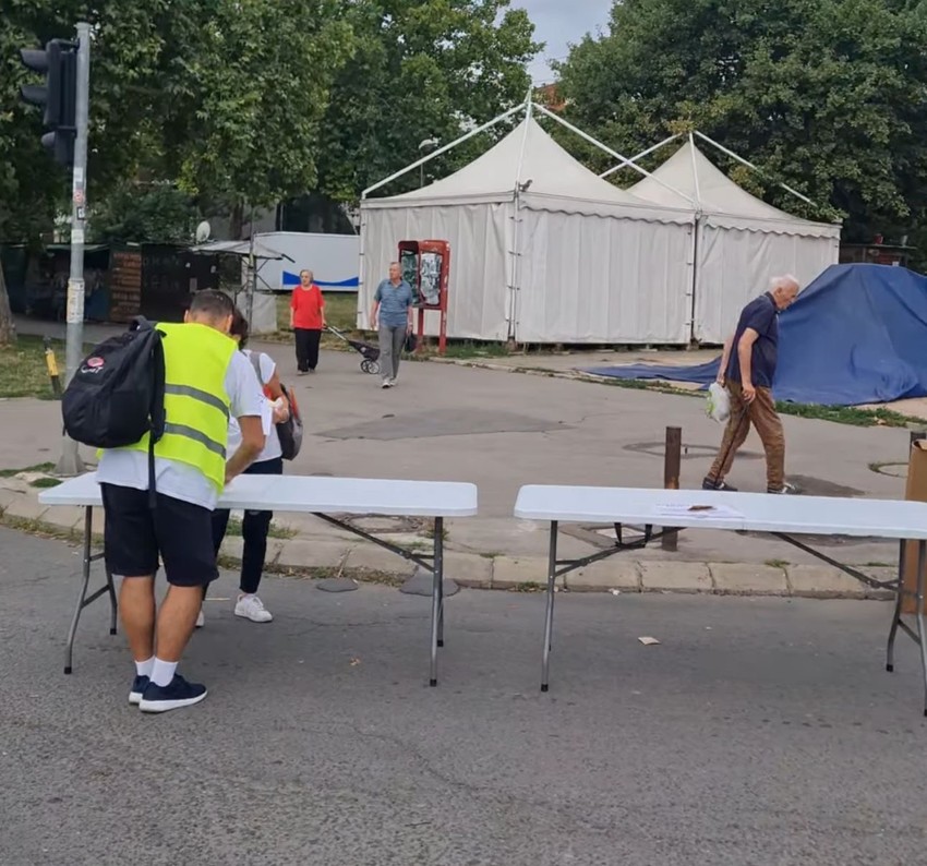 Postavljeni su i stolovi na rasksnici