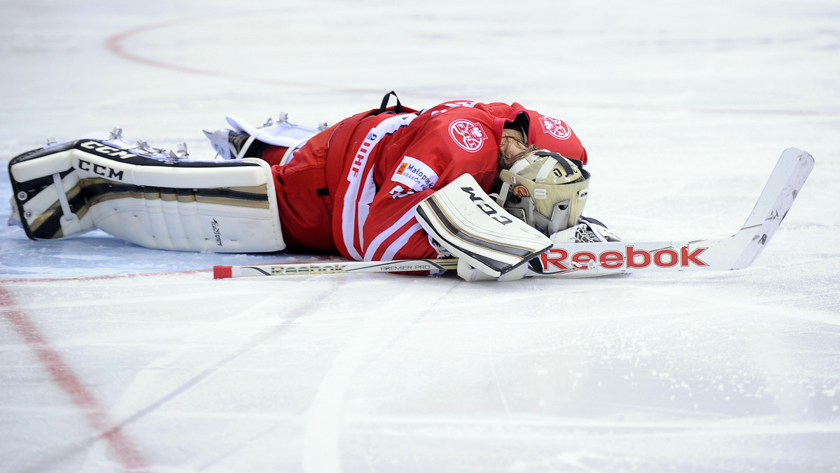 Bramkarz reprezentacji Polski Przemysław Odrobny został wybrany najlepszym golkiperem mistrzostw świata Dywizji IA - Kraków 2015. Popularny "Wiedźmin" w rozmowie z Eurosport.Onet.pl podkreśla fakt, że polski hokej zrobił duży postęp, a plan minimum - jakim był awans - został zrealizowany - Takie wyniki motywują nas do jeszcze bardziej wytężonej pracy - mówił nasz bramkarz.