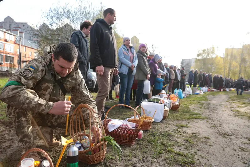 Mieszkańcy Buczy święcą wielkanocne pokarmy