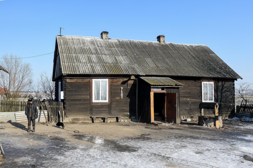 Konający noworodek w wiadrze. Ojciec rodzącej przerywa milczenie