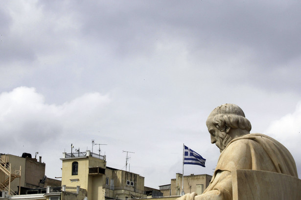 Platon ze smutkiem patrzy na Uniwersytet w Atenach