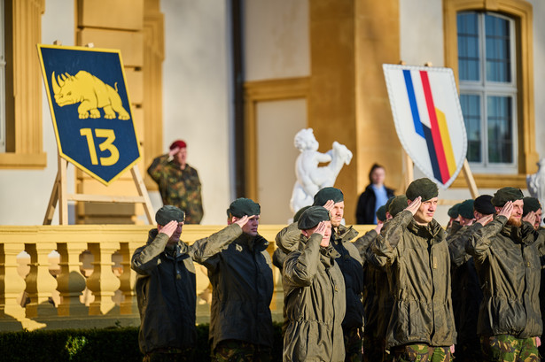 Uroczystości włączenia 13. Lekkiej Brygady Holandii do 10. Dywizji Pancernej Bundeswehry. Veitshöchheim, Niemcy. Źródło: Materiały prasowe holenderskiego resortu obrony (https://english.defensie.nl/).