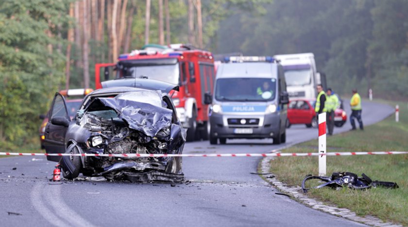 Groźny wypadek. Kobieta utknęła w rozbitym aucie