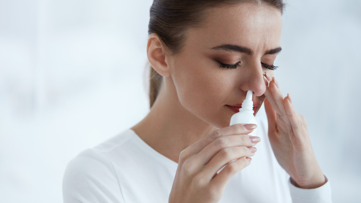 Nasometin jest sterydowym lekiem dostępnym na rynku farmaceutycznym w formie aerozolu. Wydaje się go na receptę osobom zmagającym się z alergicznym zapaleniem błony śluzowej nosa (nieżytem nosa) oraz polipami nosa. Substancją czynną w nim zawartą jest mometazon – syntetyczny kortykosteroid.