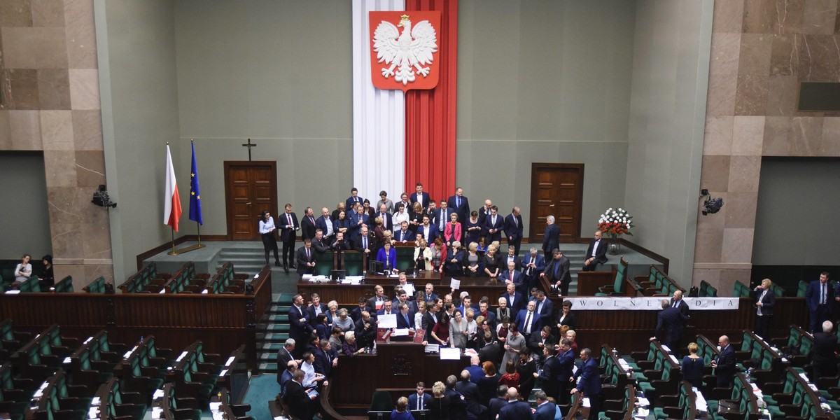 Ile zapłaciliśmy za wynajęcie sprzętu do głosowania? Znamy kwotę