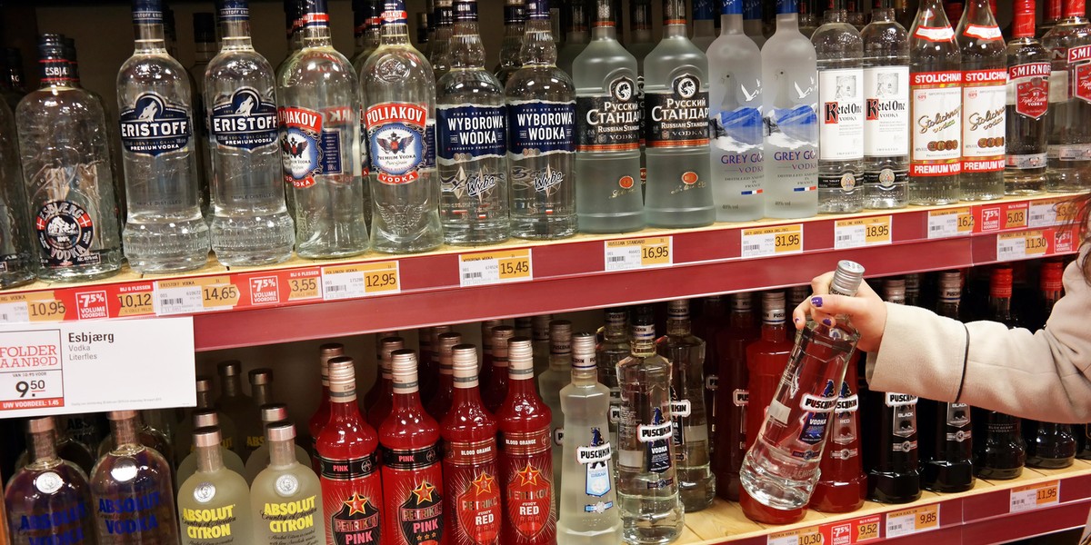 Alkohol na półce sklepowej