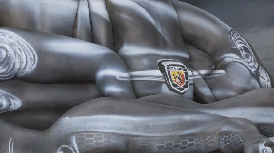 Pomalowane kobiety ułożyły samochód