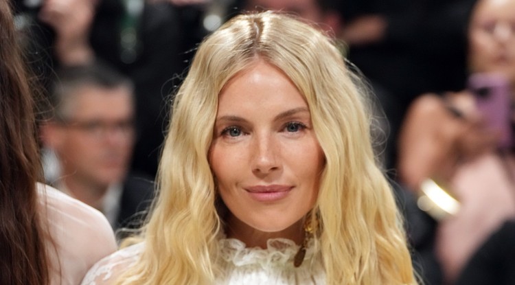 A Met-gála 2024 szépségei. Sienna Miller természetes sminkben tündökölt Fotó: Getty Images