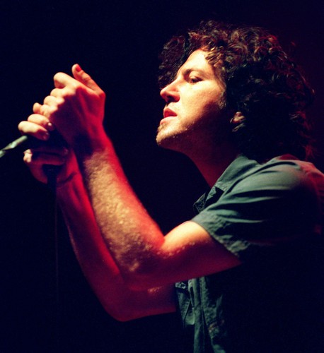Eddie Vedder i Pearl Jam w 1998 roku