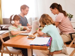 'Zjedzenie słonia po kawałku'. 5 rad, jak wspierać dzieci w IV fali pandemii