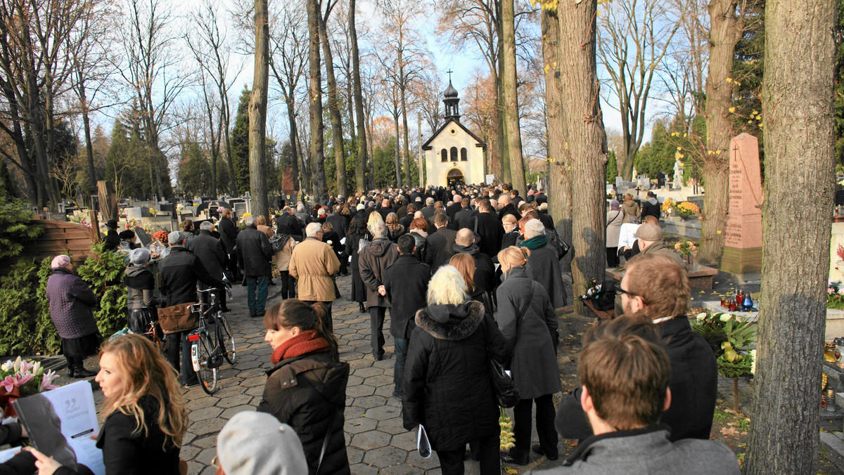 Prawie 74 tys. zł zebrano pierwszego dnia kwesty na rzecz ratowania zabytków Starego Cmentarza w Łodzi – poinformował Cezary Pawlak z Towarzystwa Opieki nad Starym Cmentarzem.