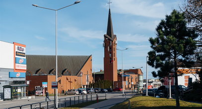 Proboszcz wulgarnie zrugał dzieci. Poszło o lemoniadę przed kościołem