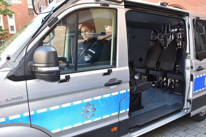 Nowe radiowozy zachodniopomorskiej policji (Volkswagen Crafter i MAN TGE)