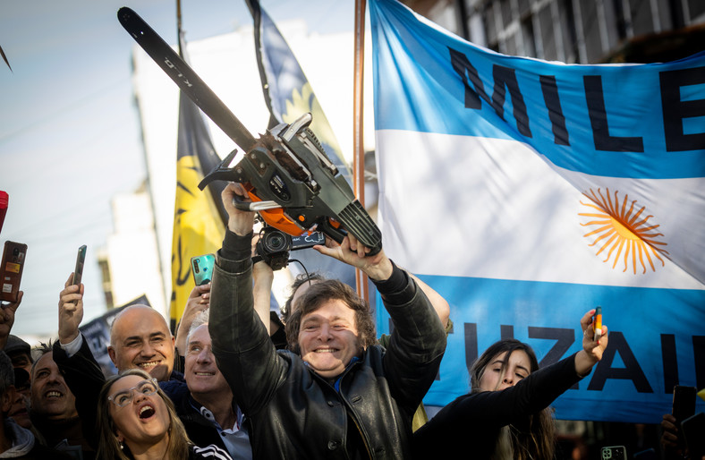 Javier Milei z piłą łańcuchową na wiecu w Buenos Aires (wrzesień 2023 r.)