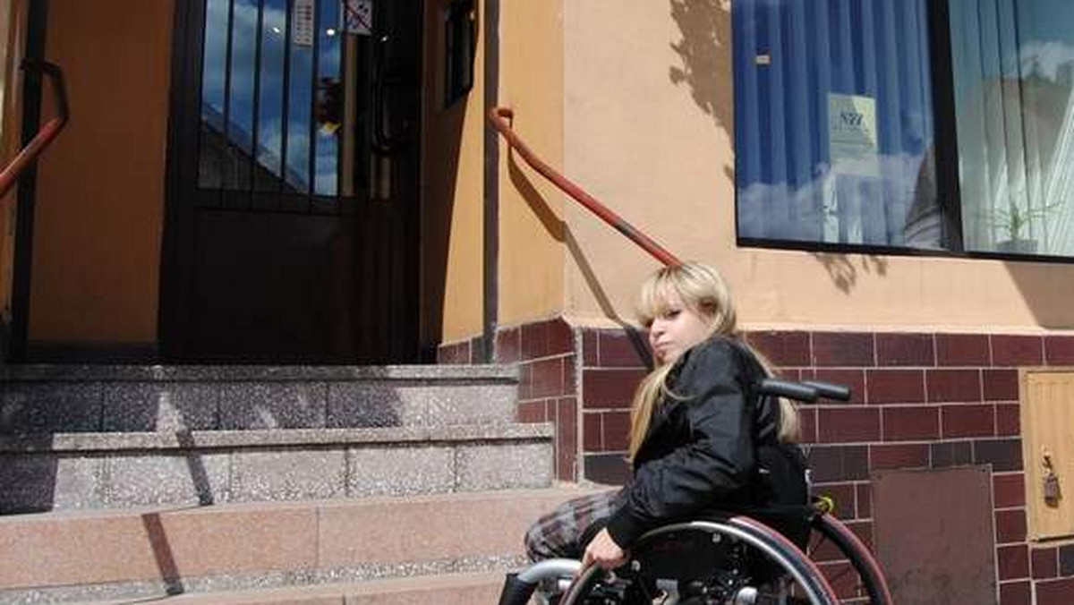 "Gazeta Lubuska": - "Chodziaki" nie zwracają uwagi na krawężniki i schody. To dla nich codzienność. Dla mnie zwykłe wyjście do miasta to pokonywanie trudności i nierówna walka z barierami - mówi Agnieszka, poruszająca się na wózku inwalidzkim.