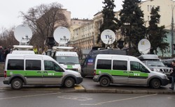 Francuski tygodnik: RT i Sputnik to tuby propagandowe Rosji we Francji. Putin narzuca prorosyjskie treści