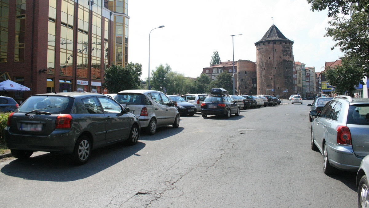 W centrum Gdańska brakuje miejsc parkingowych. Mamy szczyt letniego sezonu, centrum przeżywa turystyczne oblężenie, ale nie ma gdzie zostawić samochodu. Na największych parkingach w Śródmieściu nie ma gdzie wcisnąć szpilki.