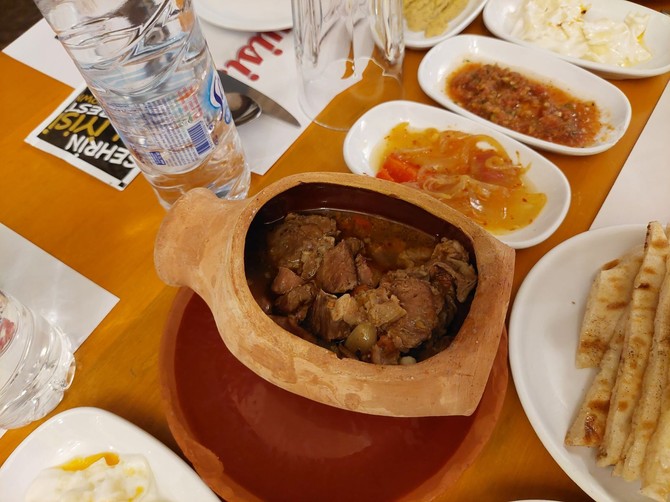 Kebab se pravi od rebara i butnih delova ovčetine, a kuva se i služi se na veoma neobičan način – u zemljanom vrču koji se pre služenja prvo malo lupka čekićem, a onda i razbije pred gostima