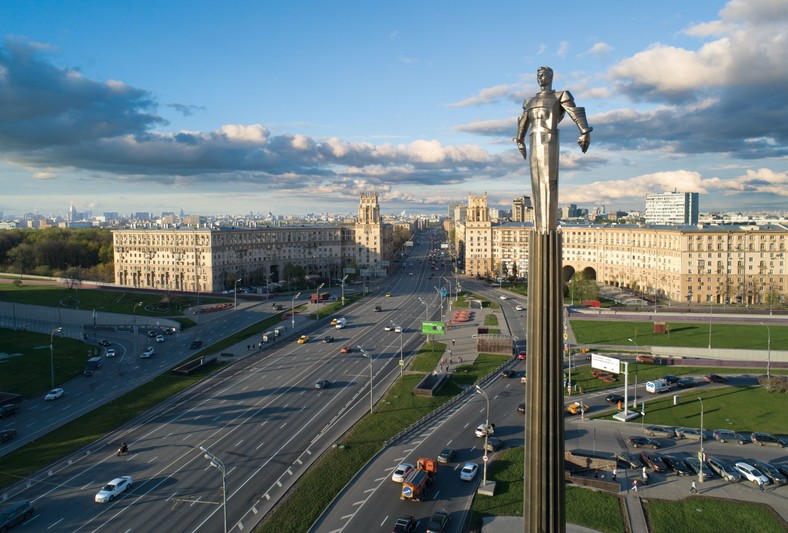 Moskwa. Na pierwszym planie pomnik Jurija Gagarina