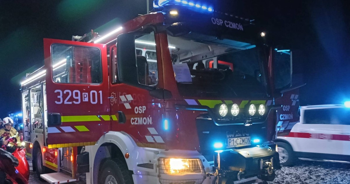 Groźny pożar w Wodzisławiu Śląskim. Mieszkańcy musieli uciekać na dach bloku