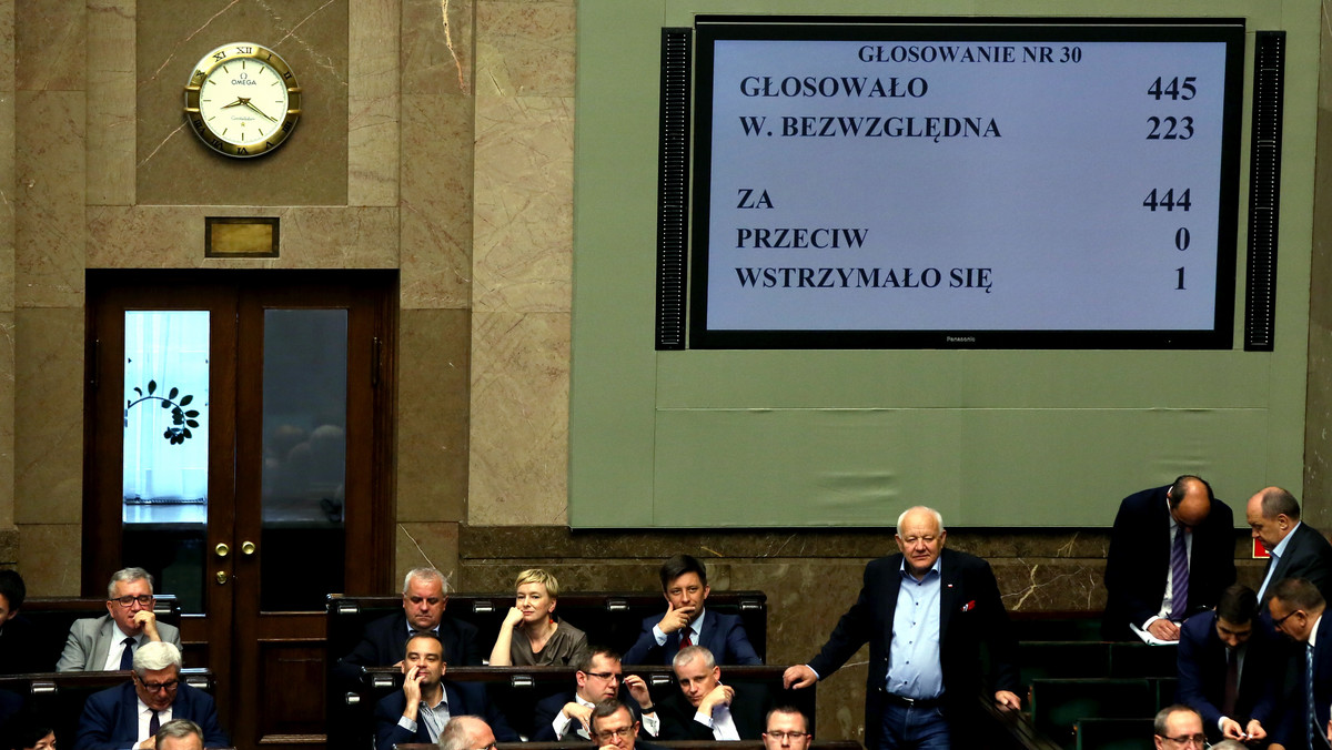 Na Donalda Tuska czyha kilka raf – pisze Andrzej Stankiewicz na łamach "Rzeczpospolitej". Publicysta podkreśla, że "w sprawie tej bursztynowej piramidy finansowej (Amber Gold – red.) jest kilka spraw dla niego niewygodnych".